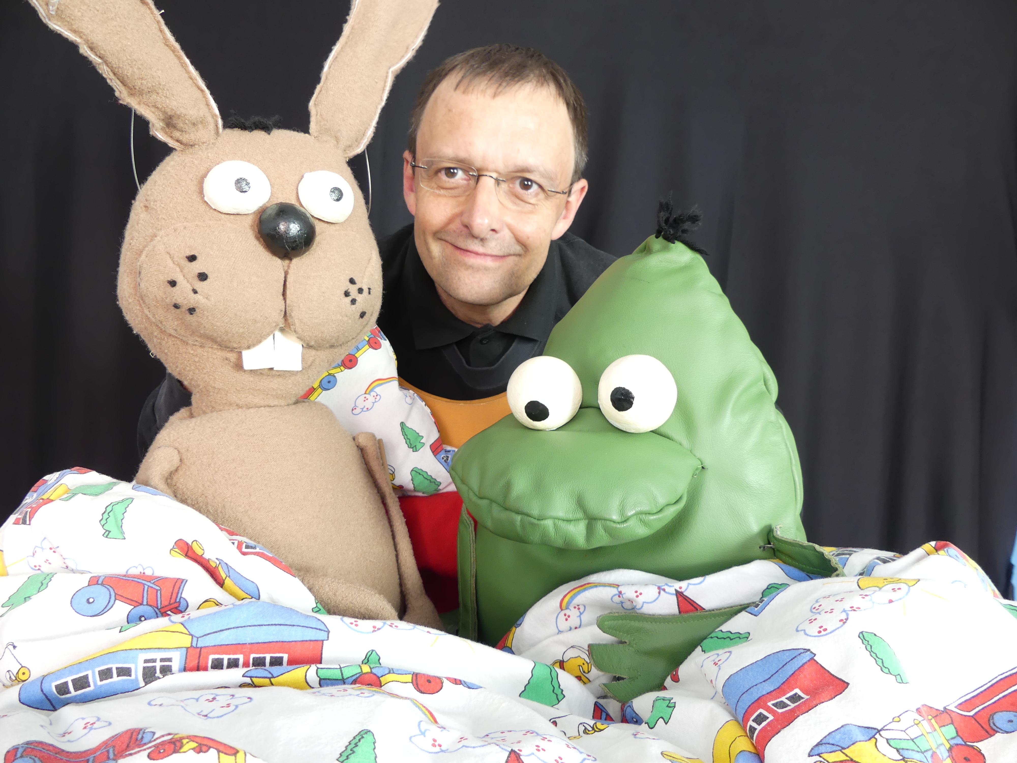 Der Hase Nulli, Puppenspieler Wolfgang Kaup-Wellfonder und der Frosch Priesemut