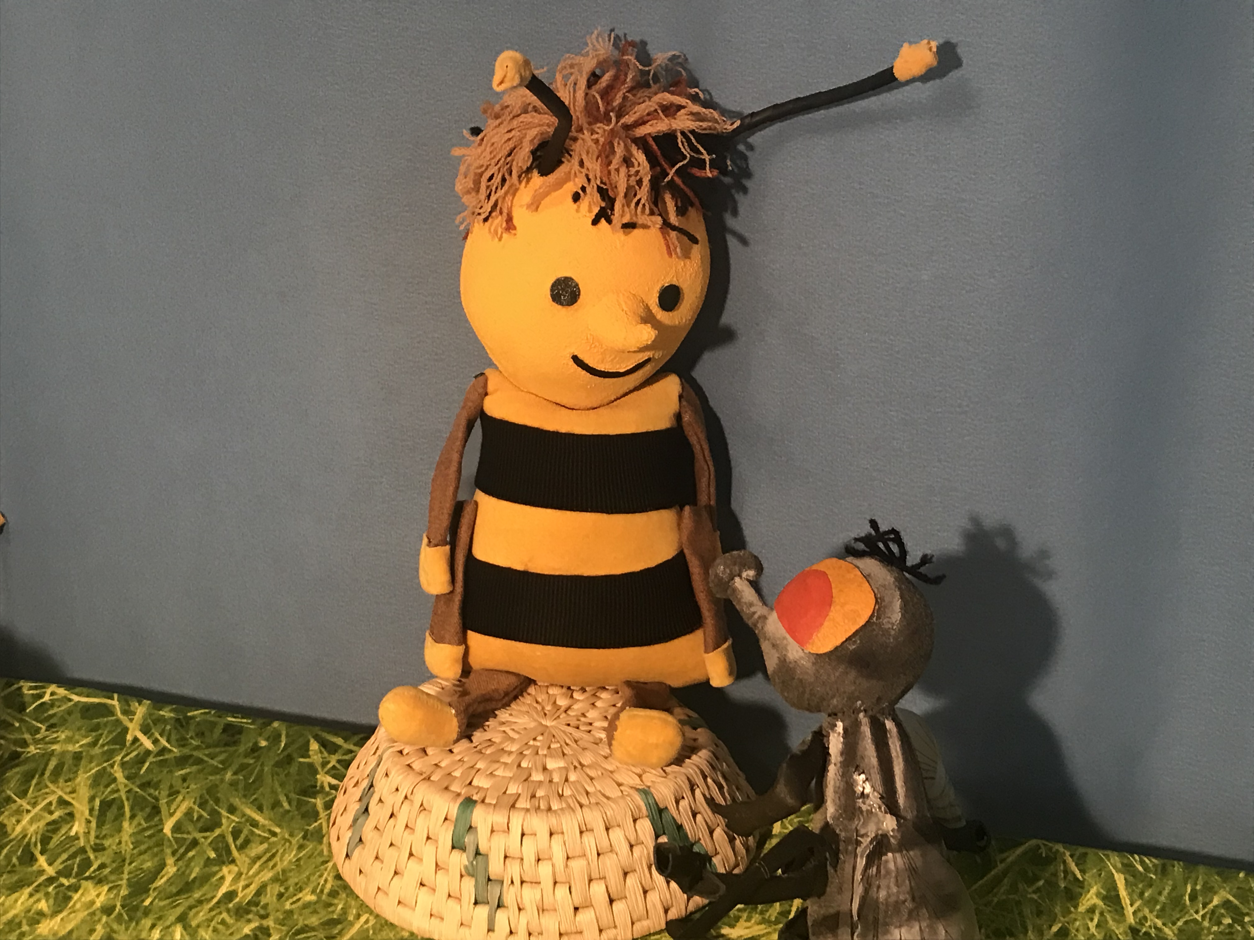 Foto: Die Figur von Biene Maja zusammen mit der Figur von Puk