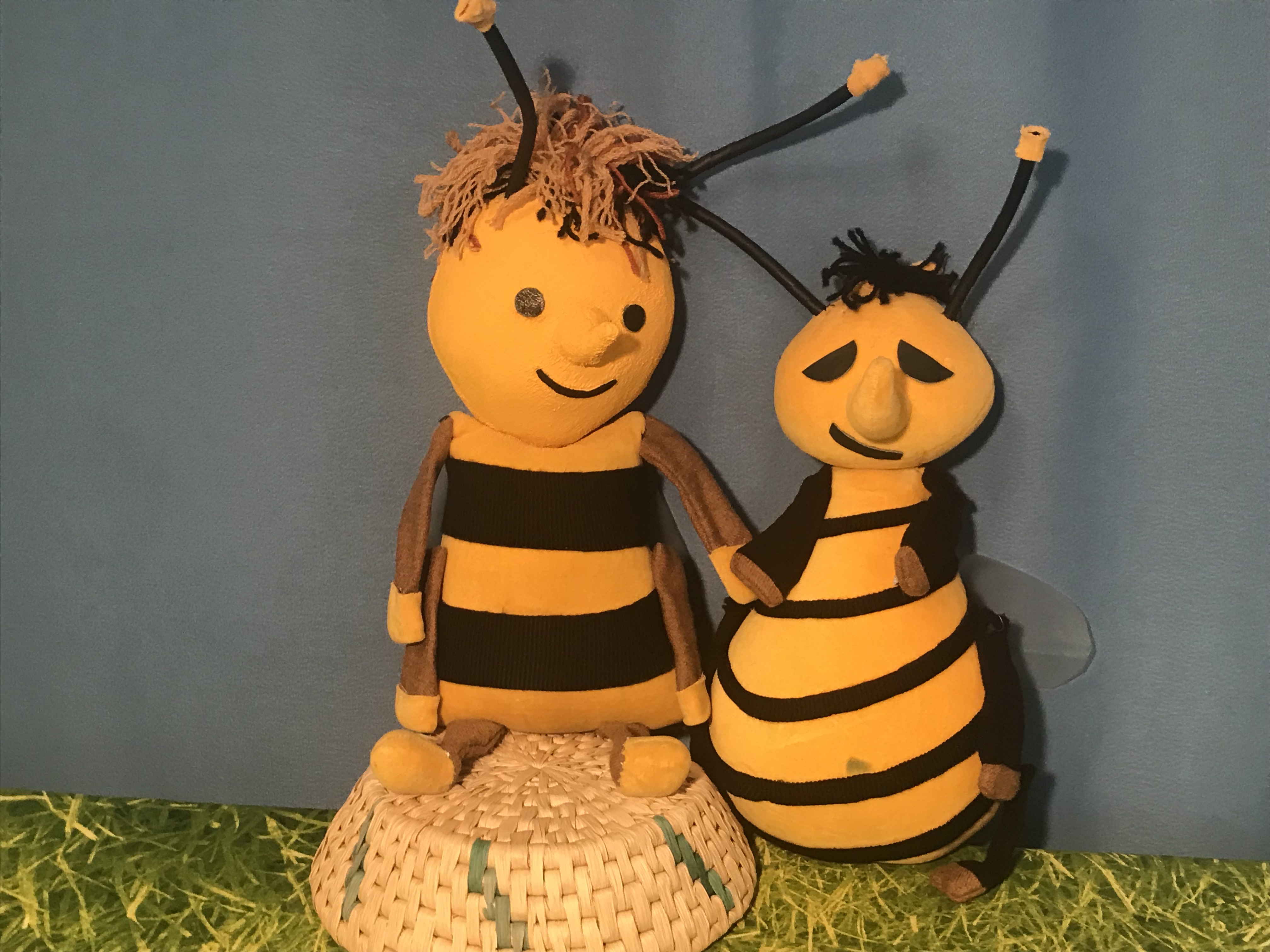 Foto: Die Figur von Biene Maja zusammen mit der Figur von Willi