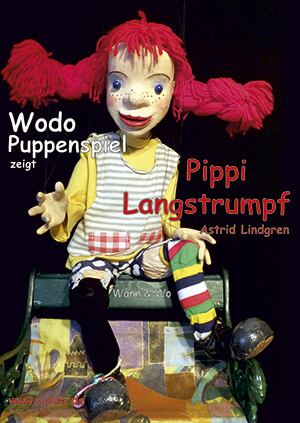 Die Marionette Pippi Langstrumpf sitzt auf einer Schatzkiste