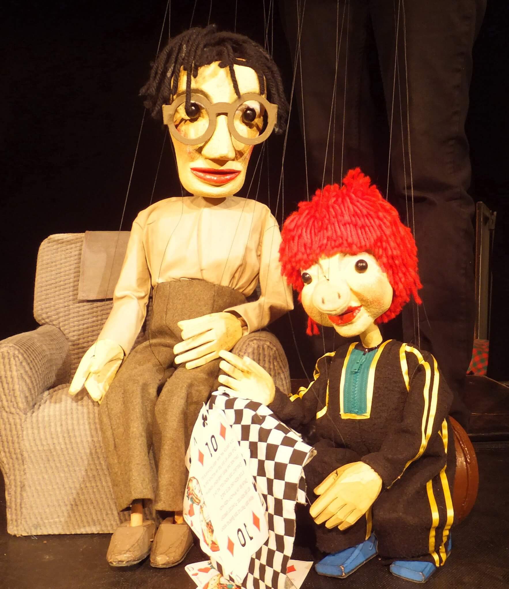 Foto: Papa Taschenbier sitzt auf einem Sessel, daneben sitzt das Sams (beides Marionetten)