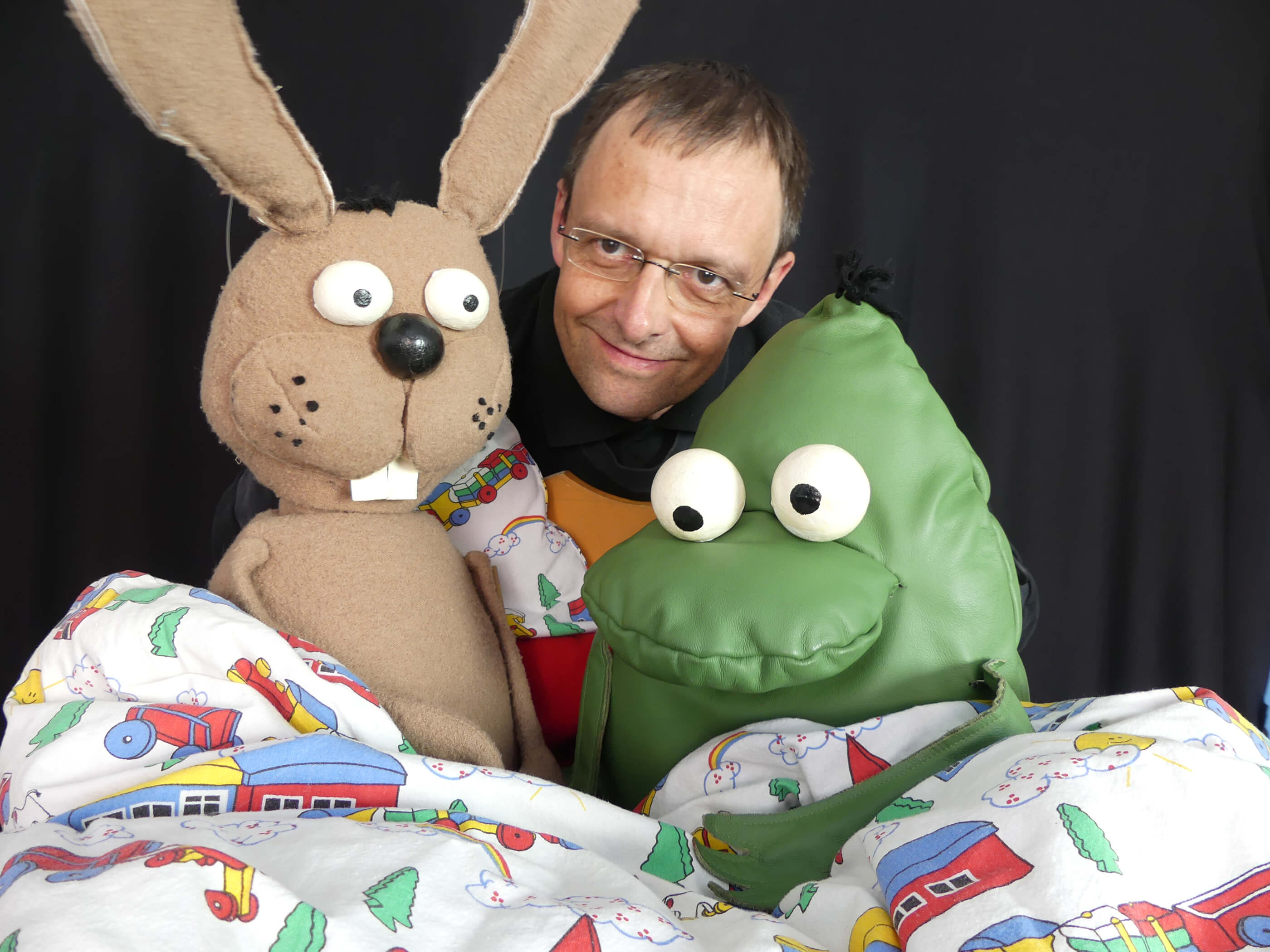 Foto: Der Hase Nulli, Puppenspieler Wolfgang Kaup-Wellfonder und der Frosch Nulli