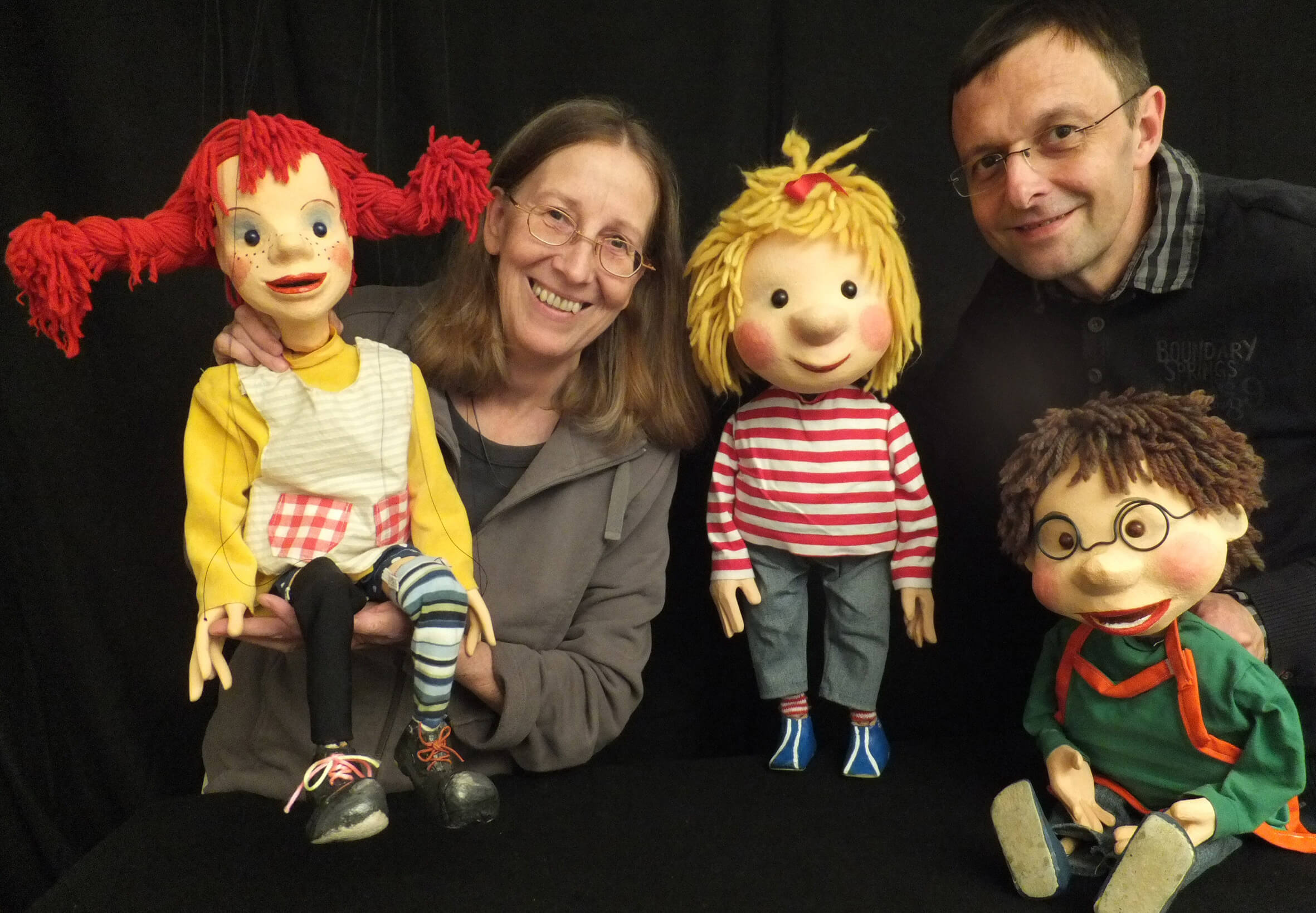 Portraitfoto: Dorothee Wellfonder und Wolfgang Kaup-Wellfonder mit den Marionetten von Pippi Langstrumpf, Conni und Simon